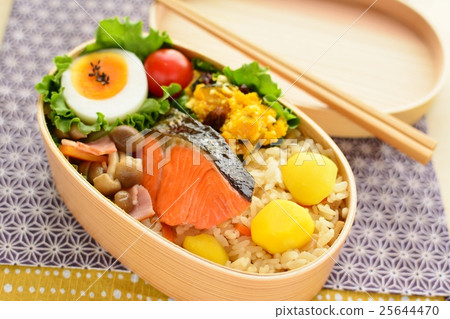 秋季味道午餐盒栗子飯和三文魚飯盒 25644470