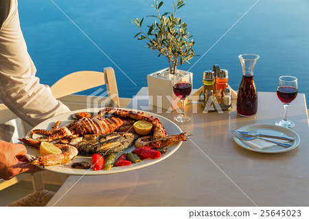 Dinner with seafood and red wine 25645023