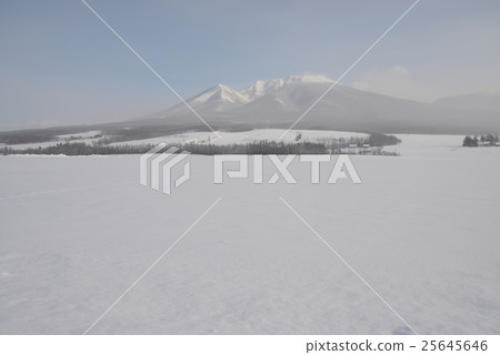Mountains of Furano's snowy field and heavy snow Mountains of Furano's snowy field and heavy snow 25645646