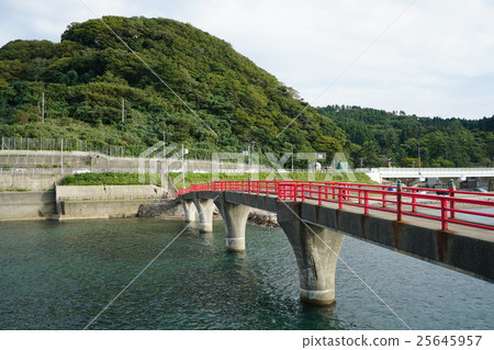 穿過Benten岩石的Akebono橋樑。新潟縣I魚川市。日本 25645957
