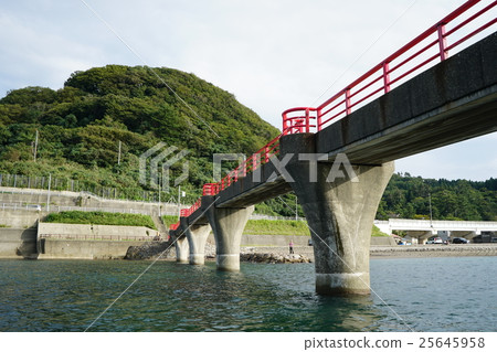 穿過Benten岩石的Akebono橋樑。新潟縣I魚川市。日本 25645958