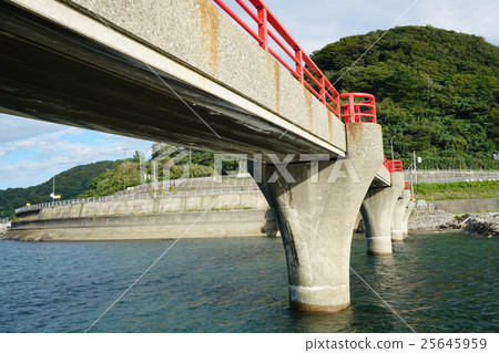 穿過Benten岩石的Akebono橋樑。新潟縣I魚川市。日本 25645959