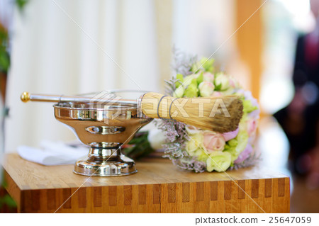 Priest during a wedding ceremony/nuptial mass 25647059