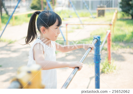 younger, exercising bar, horizontal bar 25652062