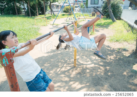 younger, back hip circle, exercising bar 25652065