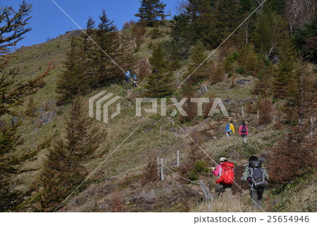People who climb the fall of the Great Bodhisatta Pass in autumn 25654946
