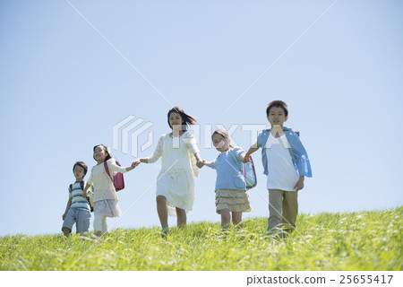 Elementary school students and teachers holding hands in the field Elementary school students and teachers holding hands in the field 25655417