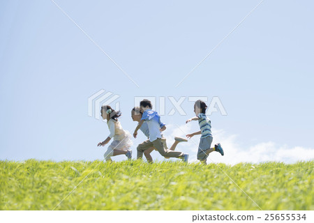 Elementary school student running on the meadow 25655534