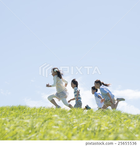 Elementary school student running on the meadow 25655536