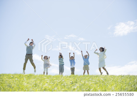 跳進草地的小學生和老師 25655580