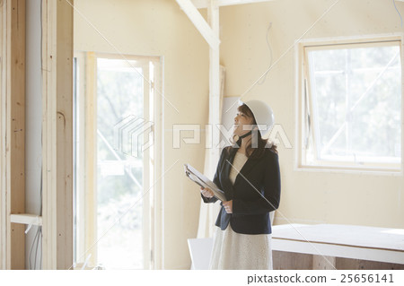 Construction site working woman 25656141