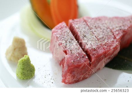 Chateaubriand beef beef (food wasabi yakiniku meat cooked wagyu beef food dish, mountain violet wasabi) Chateaubriand beef beef (food wasabi yakiniku meat cooked wagyu beef food dish, mountain violet wasabi) 25656323