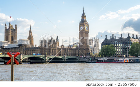 Big Ben and surrounding buildings in London Big Ben and surrounding buildings in London 25657606