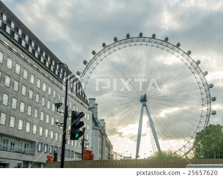 Closed up of London Eye 25657620