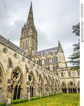 Salisbury cathedral under cloudy sky 25658978