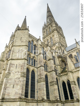 Salisbury cathedral under cloudy sky 25658997
