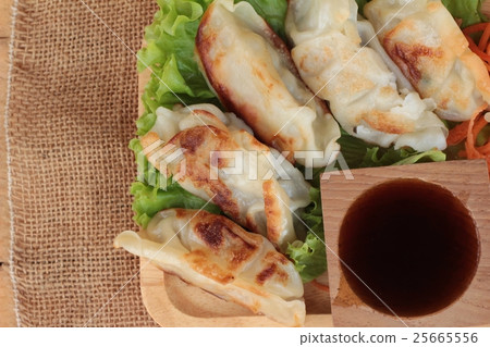 Fried gyoza and sauces - traditional Japanese food 25665556