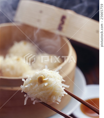 Squid boiled in steamed sauce 25665759