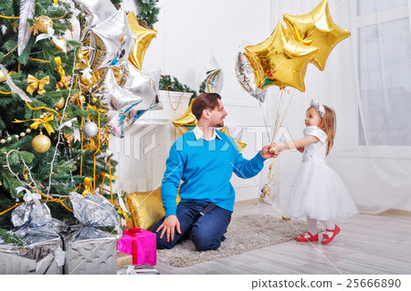 Father and daughter are preparing for Christmas. 25666890