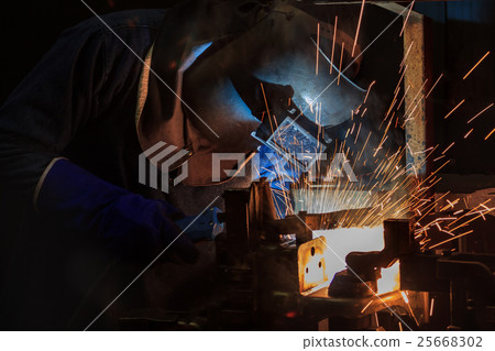 worker with protective mask welding in factory 25668302