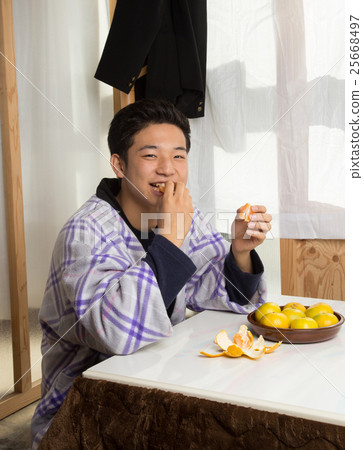 在被爐裡吃橘子的男人 25668497