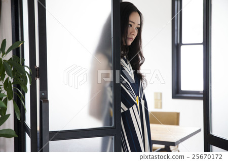 站立在門前面的婦女 25670172