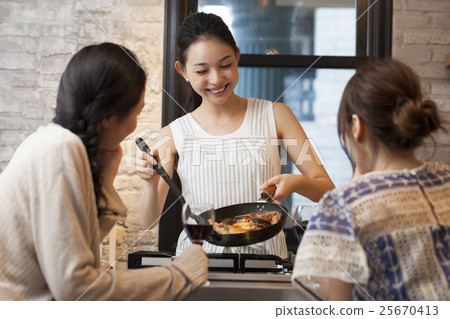女人做飯 25670413