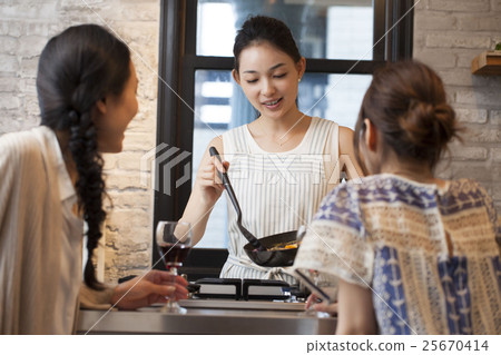 女人做飯 25670414