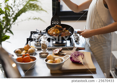 女人做飯 女人做飯 25670433