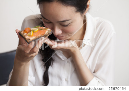 Women who eat 25670464