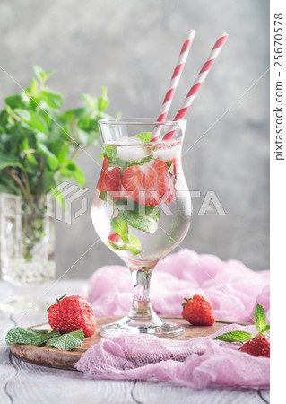 Summer cocktail - strawberry Mojito  25670578