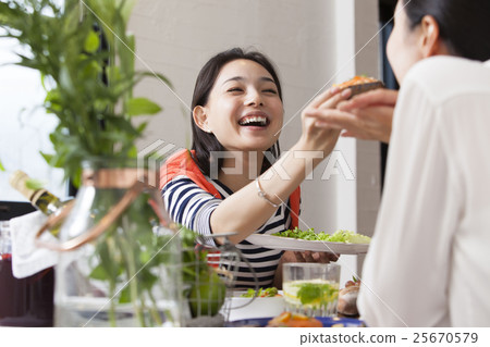 家庭聚會 家庭聚會 25670579