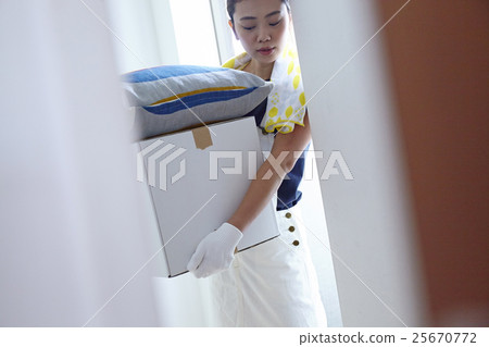 一名女子攜帶一個新的生活行李 25670772