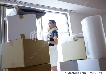 婦女搬家去度假 婦女搬家去度假 25670798