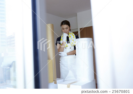 移動的女性 25670801