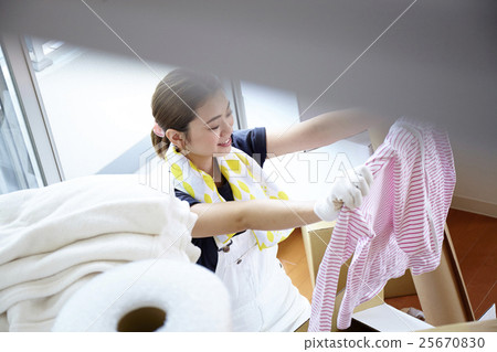 A woman who opens a moving box A woman who opens a moving box 25670830