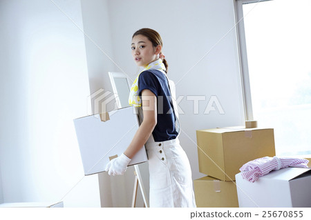 A woman carrying a new living baggage A woman carrying a new living baggage 25670855