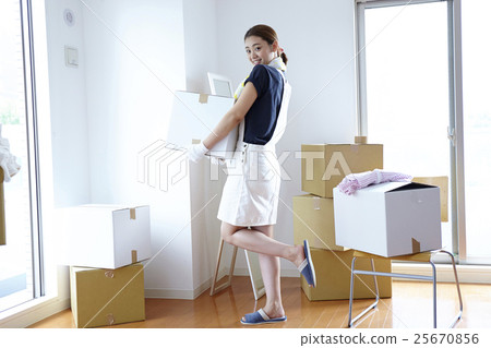 A woman carrying a new living baggage A woman carrying a new living baggage 25670856