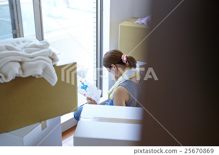 一個女人沉迷於感人的回憶 25670869