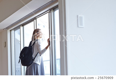 A woman looking for a room 25670909