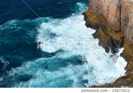 strong waves in blue sea 25671622