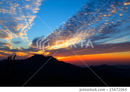 Sunset at Ishizuchiyama seen from Jin-gumori 25672064