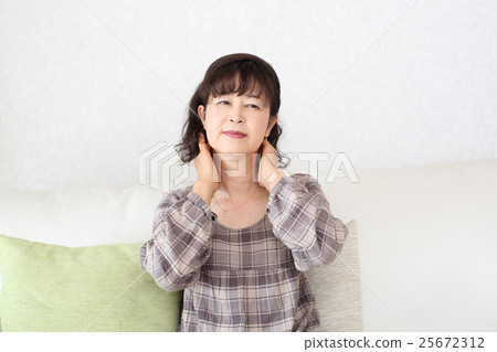 有脖子的資深婦女 25672312