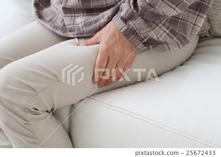 Senior woman with thigh ache 25672433