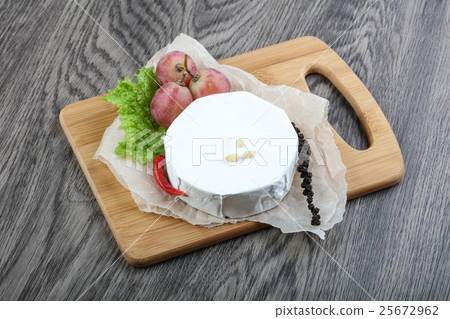 Brie cheese 25672962