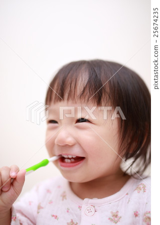 Toothbrushing baby (toothbrush toothbrush baby toddler girl 1 year old 1 year old) 25674235