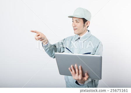 觸摸手指的工作服的男人 觸摸手指的工作服的男人 25675161