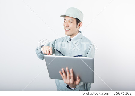 有個人計算機和男性工作服的一個人 有個人計算機和男性工作服的一個人 25675162