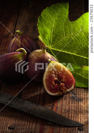 figs and knife figs and knife 25679033