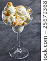 Vanilla ice cream with crumbs of shortbread 25679368